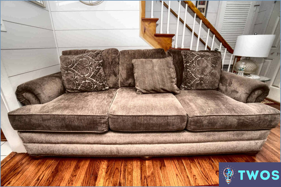 ¿Cómo limpiar la orina del sofá de microfibra?