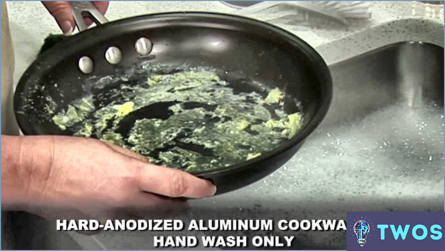 ¿Cómo limpiar los utensilios de cocina anodizados duros?