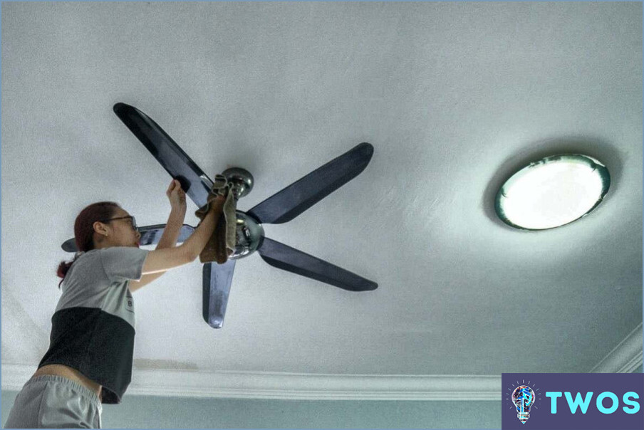 ¿Cómo limpiar ventiladores de techo grasientos?