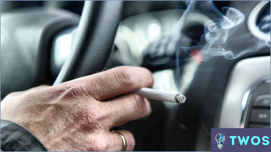 ¿Cómo quitar el humo del cigarrillo del interior del parabrisas del coche?