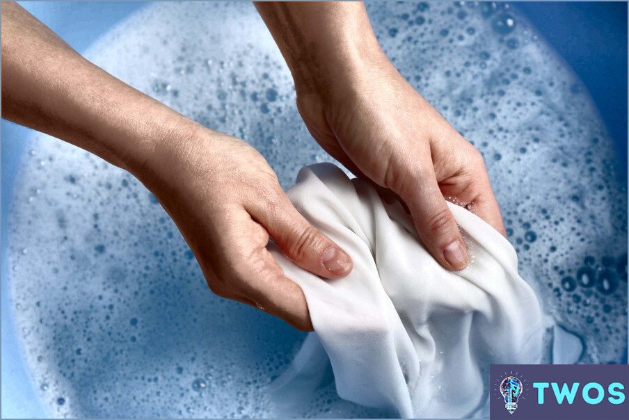 ¿Cómo limpiar la resina de las manos?