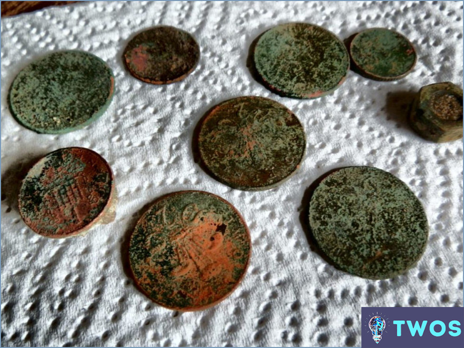 ¿Cómo limpiar las monedas de cobre encontradas en el suelo?