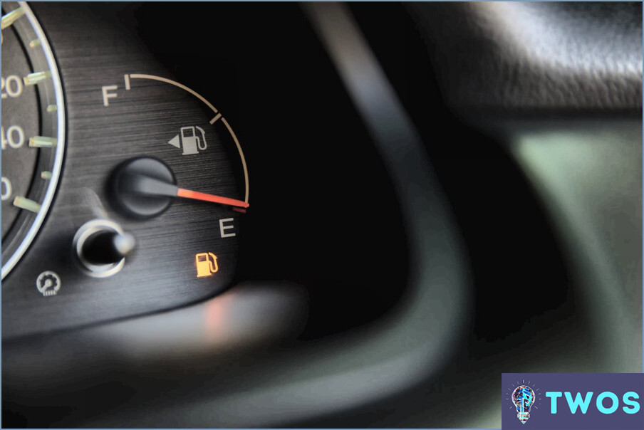 Cómo arreglar un indicador de gasolina en un coche?