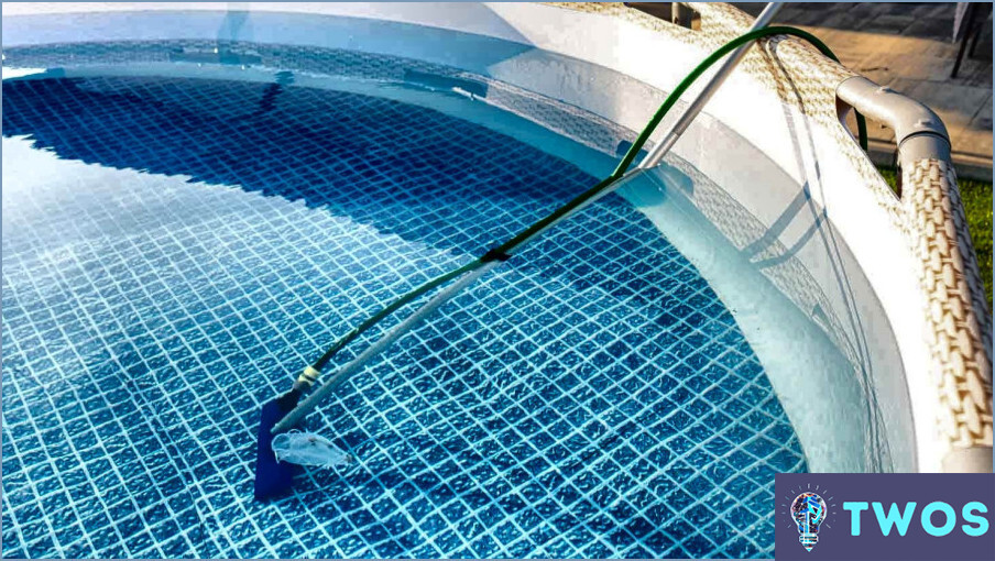 ¿Cómo limpiar el revestimiento de vinilo de la piscina por encima de la línea de flotación?
