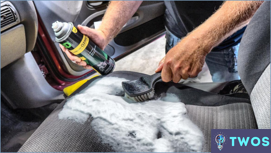 ¿Cómo limpiar la alfombra del coche sin extractor?