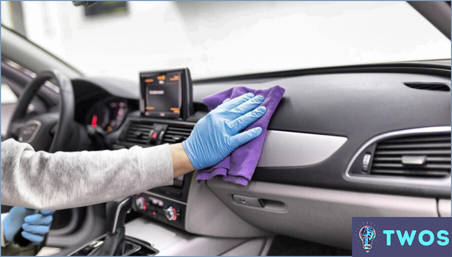Cómo limpiar el barro de plástico interior del coche?